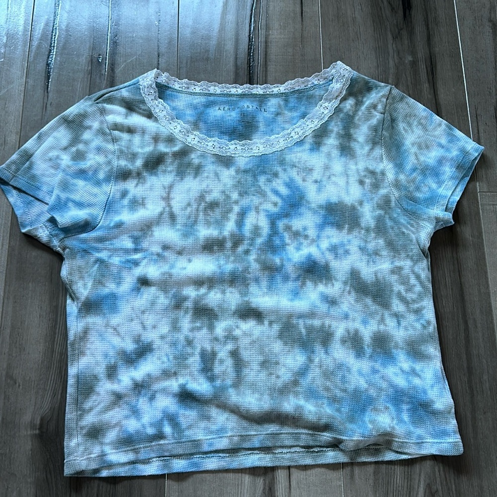 a soft blue,gray,white tie dye XL shirt with white lace